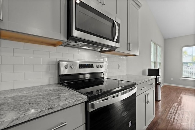2 Chimney Ct, Savannah, GA 31407 - kitchen with stainless steel appliances, dark wood-type flooring, backsplash, baseboards, and lofted ceiling