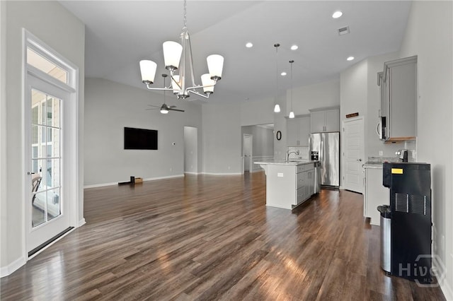 2 Chimney Ct, Savannah, GA 31407 - kitchen with appliances with stainless steel finishes, open floor plan, a chandelier, ceiling fan, and a sink