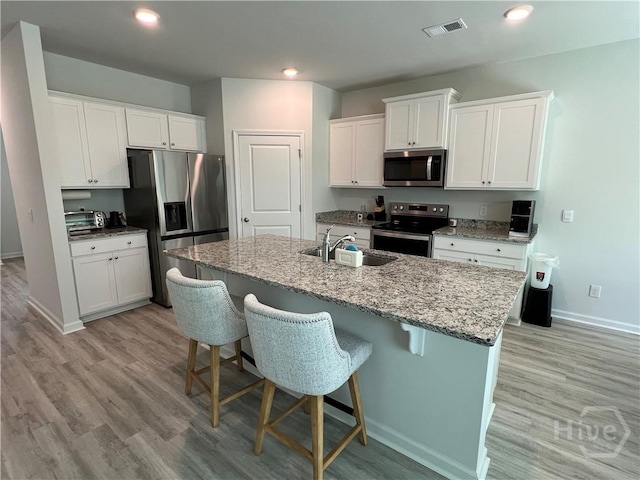 156 Kraft, Pooler, GA 31322 - kitchen featuring stainless steel appliances, a sink, baseboards, a breakfast bar area, and recessed lighting
