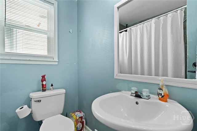 514 W 38th St, Savannah, GA 31415 - full bath featuring a sink, toilet, and a shower with shower curtain