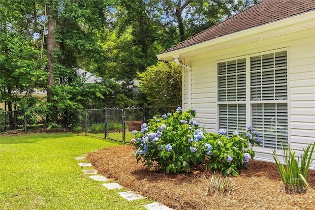 150 Laurenburg Dr, Richmond Hill, GA 31324 - view of yard featuring a gate