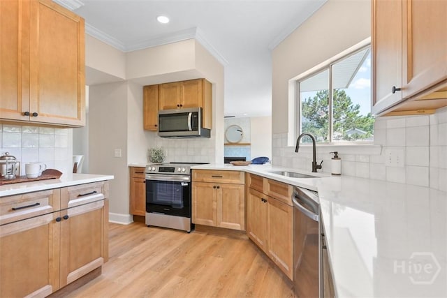 98 Picket Row, Savannah, GA 31410 - kitchen with stainless steel appliances, a sink, tasteful backsplash, light wood-style flooring, and light countertops