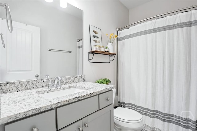301 Highland Cir, Richmond Hill, GA 31324 - bathroom with vanity, toilet, and a shower with curtain