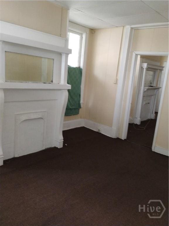 501 W 42nd St W, Savannah, GA 31415 - living area with dark carpet and baseboards