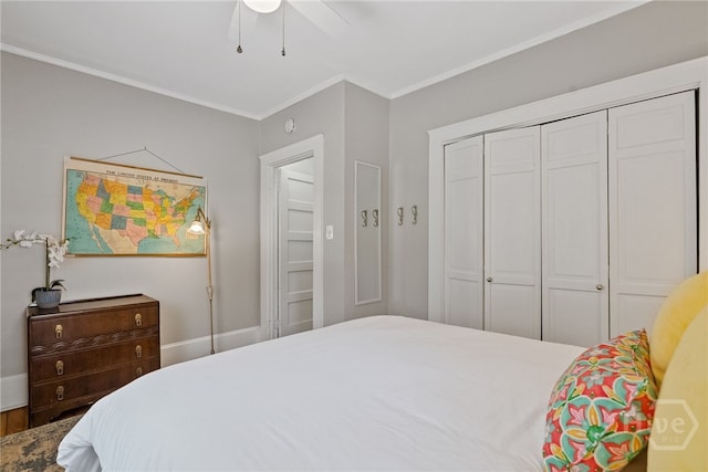 2609 Bismark Ave, Savannah, GA 31406 - bedroom with crown molding, a closet, ceiling fan, and baseboards