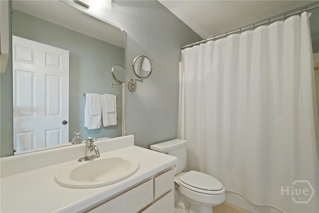 104 Bull River Bluff Dr Unit 104, Savannah, GA 31410 - full bath featuring toilet, vanity, tile patterned floors, and curtained shower