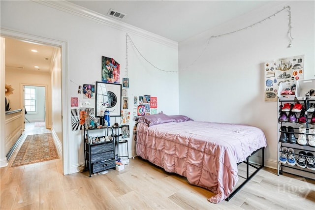 329 W Charlton St, Savannah, GA 31401 - bedroom featuring light wood-style flooring, crown molding, and baseboards