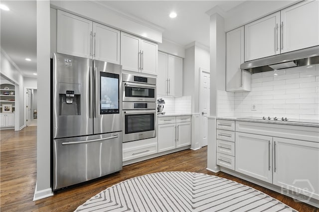 3 Benedictine Retreat Retreat, Savannah, GA 31411 - kitchen featuring stainless steel appliances, crown molding, under cabinet range hood, decorative backsplash, and recessed lighting