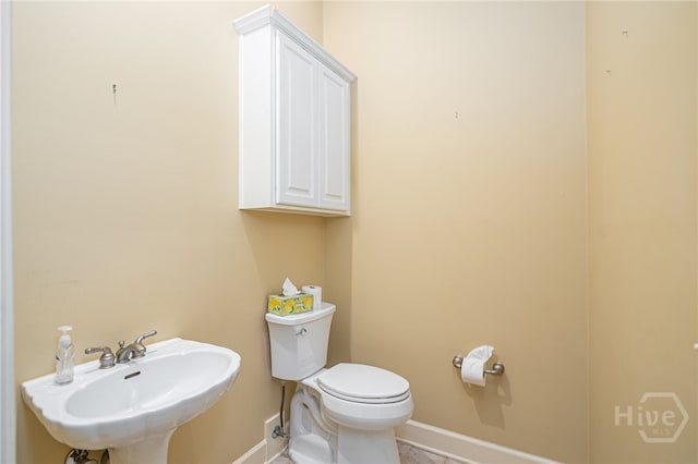 2 Franklin Creek Rd S, Savannah, GA 31411 - bathroom featuring toilet, baseboards, and a sink