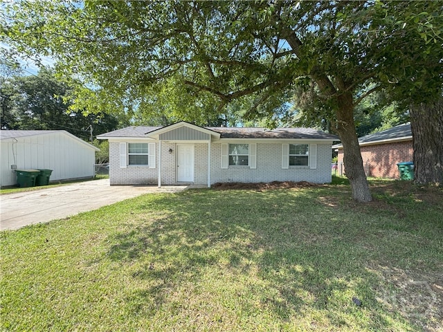 115 New Stillwell Rd, Springfield, GA 31329 - view of front facade with a front yard and brick siding