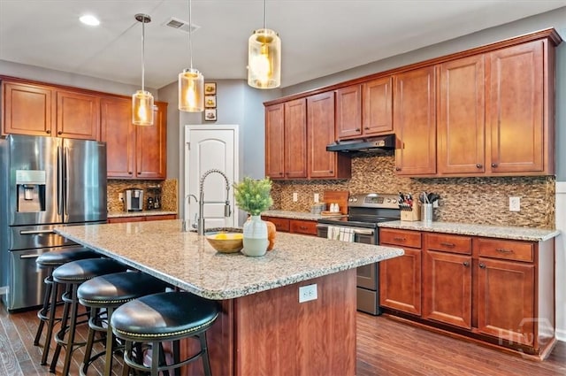45 Glen Way, Richmond Hill, GA 31324 - kitchen with stainless steel appliances, under cabinet range hood, a sink, dark wood finished floors, and recessed lighting