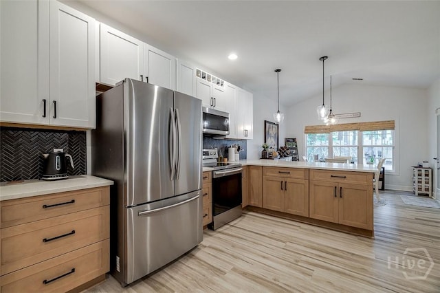 2 Iron Gate Ct, Pooler, GA 31322 - kitchen featuring appliances with stainless steel finishes, a peninsula, tasteful backsplash, lofted ceiling, and light wood finished floors