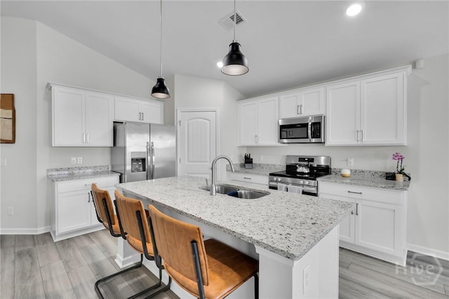 22 Stetson Dr, Savannah, GA 31419 - kitchen with stainless steel appliances, a sink, baseboards, light wood-style floors, and decorative light fixtures