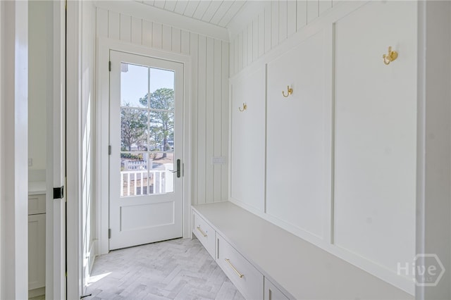 630 Ogeechee Ln, Richmond Hill, GA 31324 - mudroom featuring a decorative wall