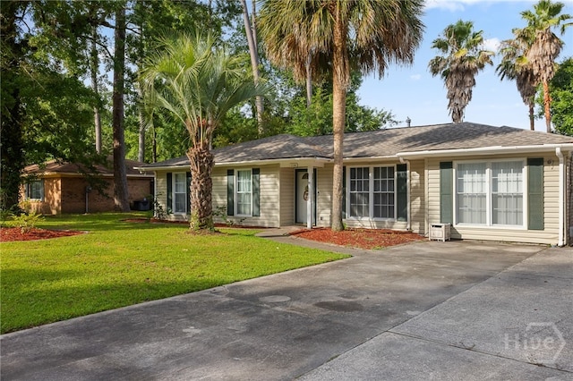 114 Piercefield Dr, Richmond Hill, GA 31324 - ranch-style home featuring a front lawn and driveway