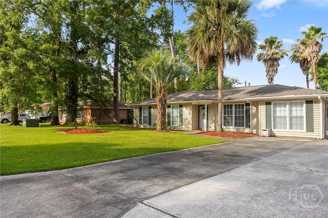 114 Piercefield Dr, Richmond Hill, GA 31324 - ranch-style home with driveway and a front lawn