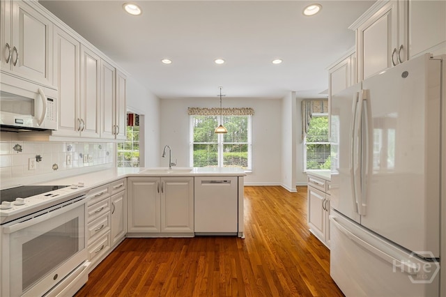 35 Wild Thistle Ln, Savannah, GA 31406 - kitchen with white appliances, a sink, wood finished floors, a peninsula, and recessed lighting