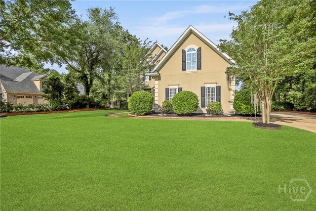 711 Chastain Cir, Richmond Hill, GA 31324 - traditional-style home featuring a front lawn and stucco siding