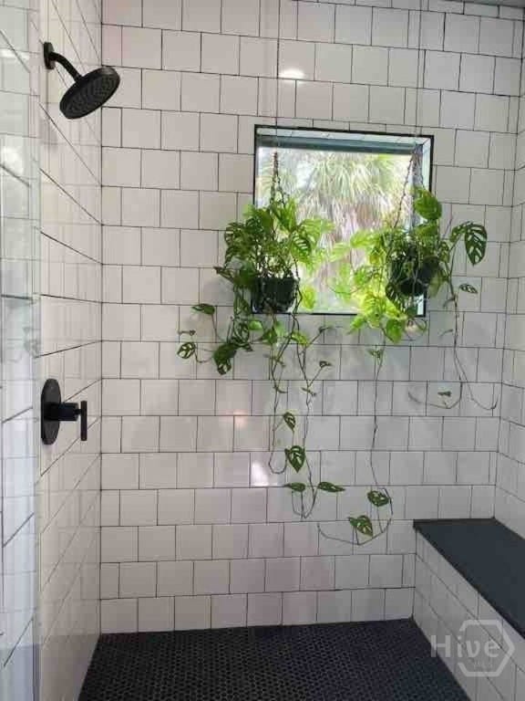 16 12th St, Tybee Island, GA 31328 - full bath featuring tiled shower