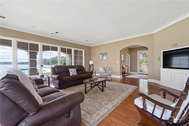 745 S Chickasaw Trl, Sparta, GA 31087 - living room featuring arched walkways, crown molding, wood finished floors, baseboards, and recessed lighting