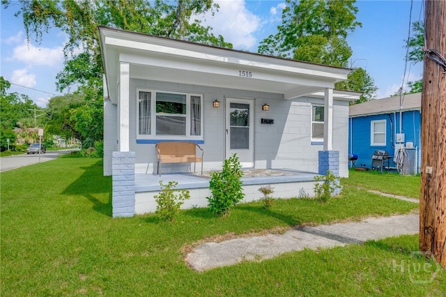 1515 Vine St, Savannah, GA 31401 - shotgun-style home with a porch and a front lawn