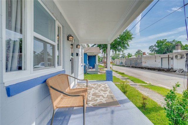 1515 Vine St, Savannah, GA 31401 - view of covered porch