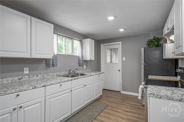 1515 Vine St, Savannah, GA 31401 - kitchen featuring a sink, stainless steel appliances, under cabinet range hood, white cabinetry, and baseboards