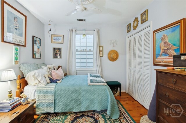 539 E Gwinnett St, Savannah, GA 31401 - bedroom with wood finished floors, a closet, a ceiling fan, and baseboards