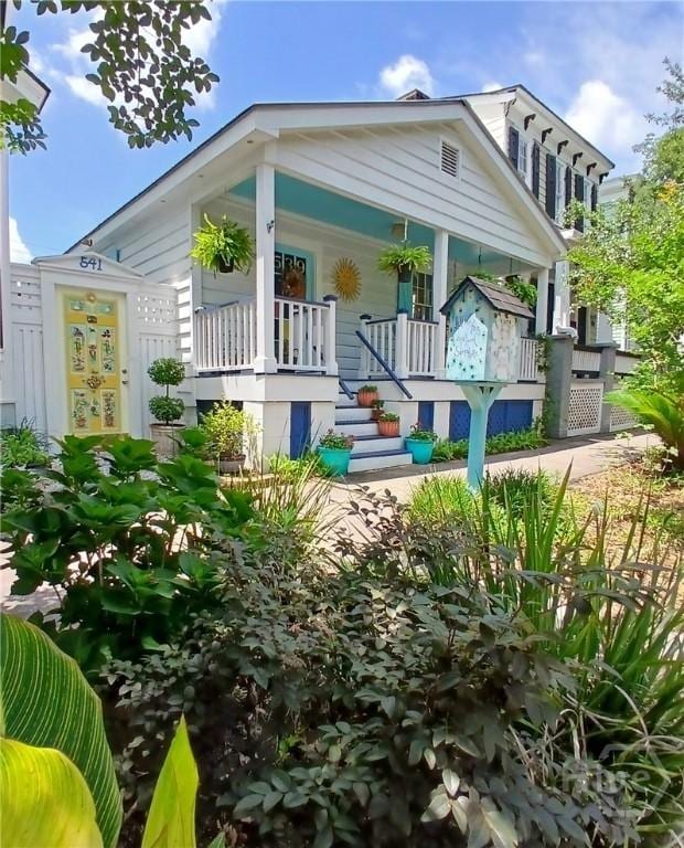 539 E Gwinnett St, Savannah, GA 31401 - view of front facade with covered porch and stairs