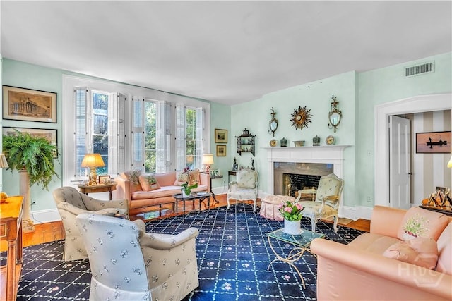 905 Goebel Ave, Savannah, GA 31404 - living area with a high end fireplace and baseboards