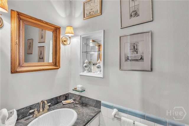 905 Goebel Ave, Savannah, GA 31404 - bathroom with vanity