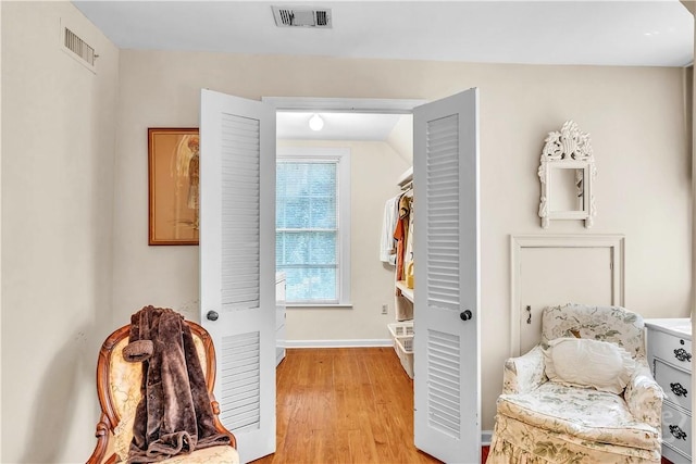 905 Goebel Ave, Savannah, GA 31404 - hall featuring light wood-style floors and baseboards