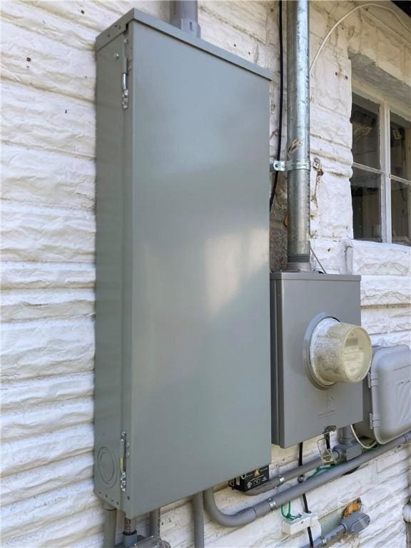 155 Oak Hill Rd, Richmond Hill, GA 31324 - exterior view of stone siding and electric meter