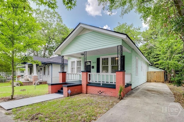 810 34th St, Savannah, GA 31401 - shotgun-style home with covered porch
