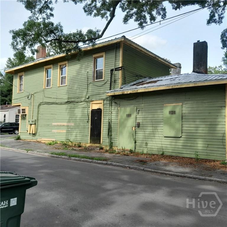 651 W 41st St W, Savannah, GA 31415 - view of front facade featuring a chimney