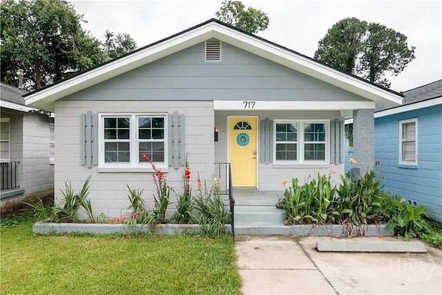 717 W 46th St, Savannah, GA 31405 - bungalow-style house featuring a front lawn and covered porch