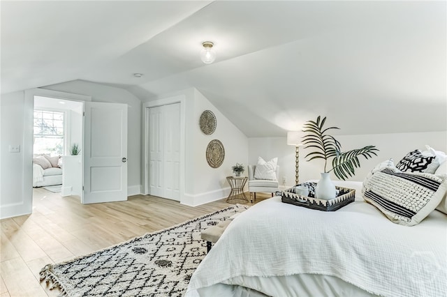 1001 Maupas Ave, Savannah, GA 31401 - bedroom featuring light wood-style flooring, lofted ceiling, baseboards, and a closet