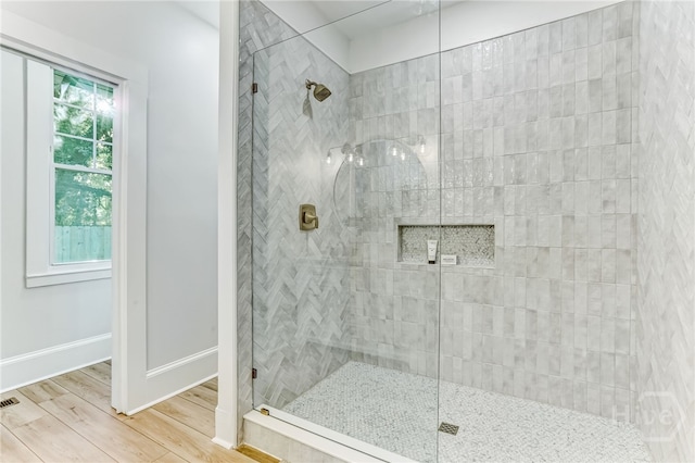1001 Maupas Ave, Savannah, GA 31401 - full bath featuring a tile shower, wood finished floors, and baseboards
