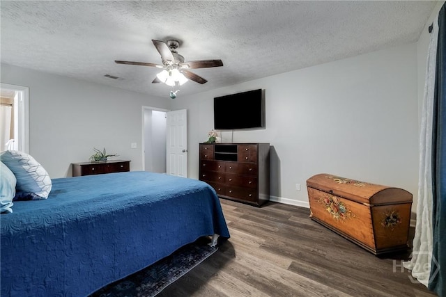 19 S Lake Dr, Savannah, GA 31410 - bedroom featuring wood finished floors, a textured ceiling, baseboards, and ceiling fan