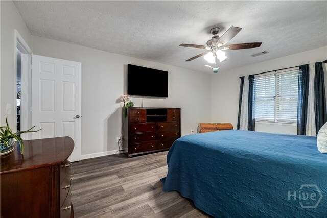 19 S Lake Dr, Savannah, GA 31410 - bedroom featuring wood finished floors, a textured ceiling, ceiling fan, and baseboards
