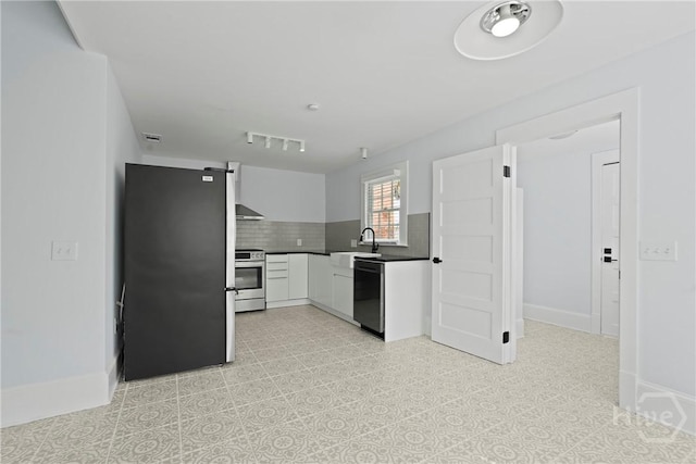 710 W 36th St, Savannah, GA 31415 - kitchen featuring stainless steel appliances, tasteful backsplash, a sink, under cabinet range hood, and dark countertops