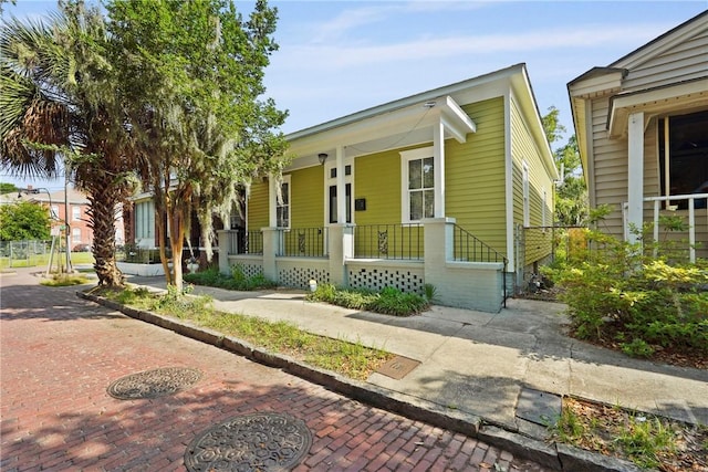 710 W 36th St, Savannah, GA 31415 - shotgun-style home featuring covered porch