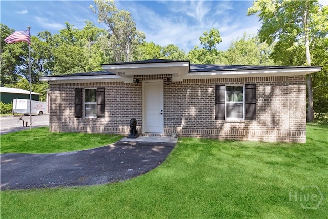 238-A W Magnolia Ave, Savannah, GA 31419 - view of front of house featuring brick siding and a front yard