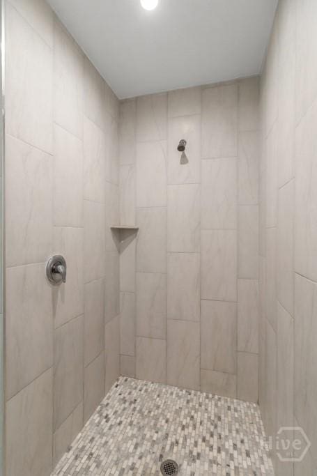 238-A W Magnolia Ave, Savannah, GA 31419 - bathroom featuring a tile shower