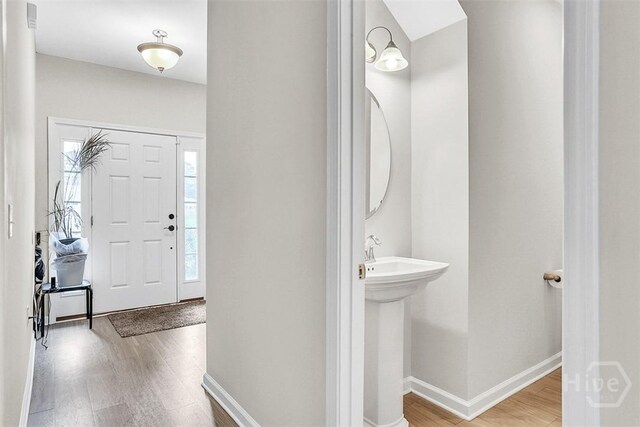 194 Calm Oaks Cir, Savannah, GA 31419 - entrance foyer featuring wood finished floors and baseboards
