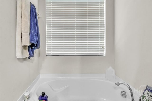 194 Calm Oaks Cir, Savannah, GA 31419 - bathroom with a bath
