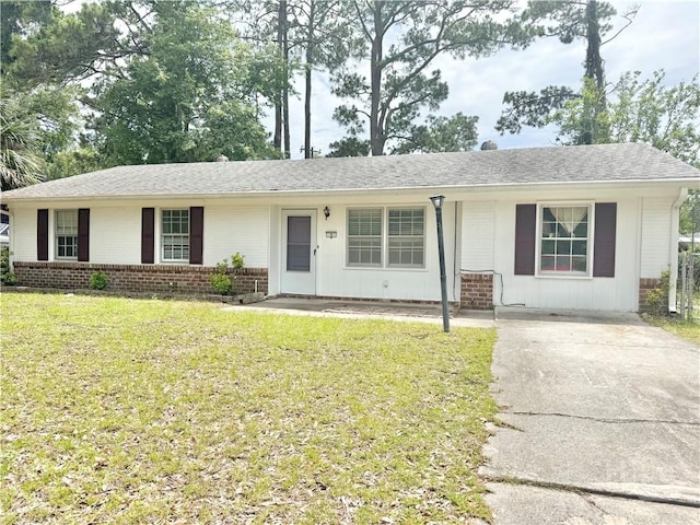 5 Ossabaw Rd, Savannah, GA 31410 - ranch-style house featuring brick siding, a front yard, and driveway