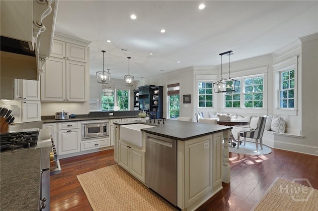 120 Marsh Harbor Dr S, Savannah, GA 31410 - kitchen featuring appliances with stainless steel finishes, a sink, dark countertops, dark wood finished floors, and recessed lighting