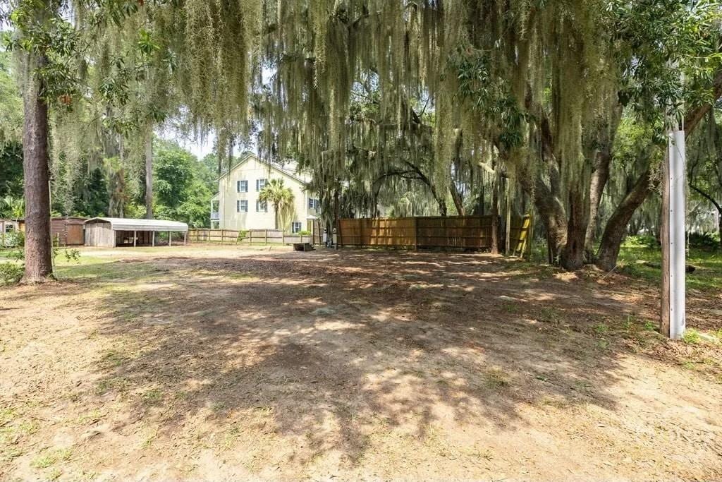 255 Oyster Point Dr, Midway, GA 31320