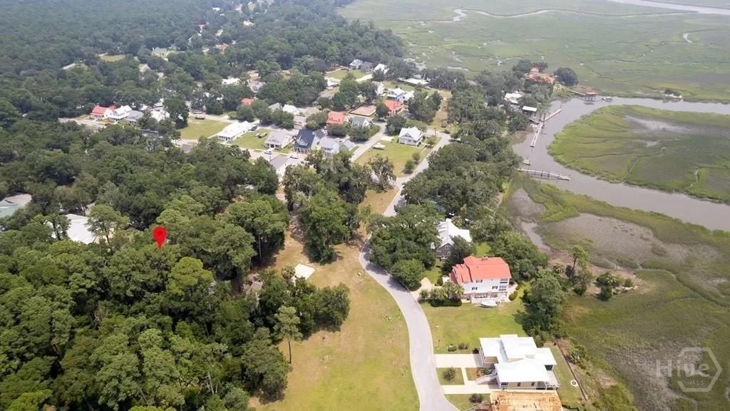 255 Oyster Point Dr, Midway, GA 31320